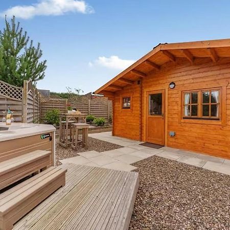 Lochinvar - Clydesdale Log Cabin With Hot Tub Airdrie Exterior photo